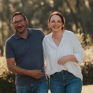 Dominik and Sabrina of Wienen Media in a meadow in evening light