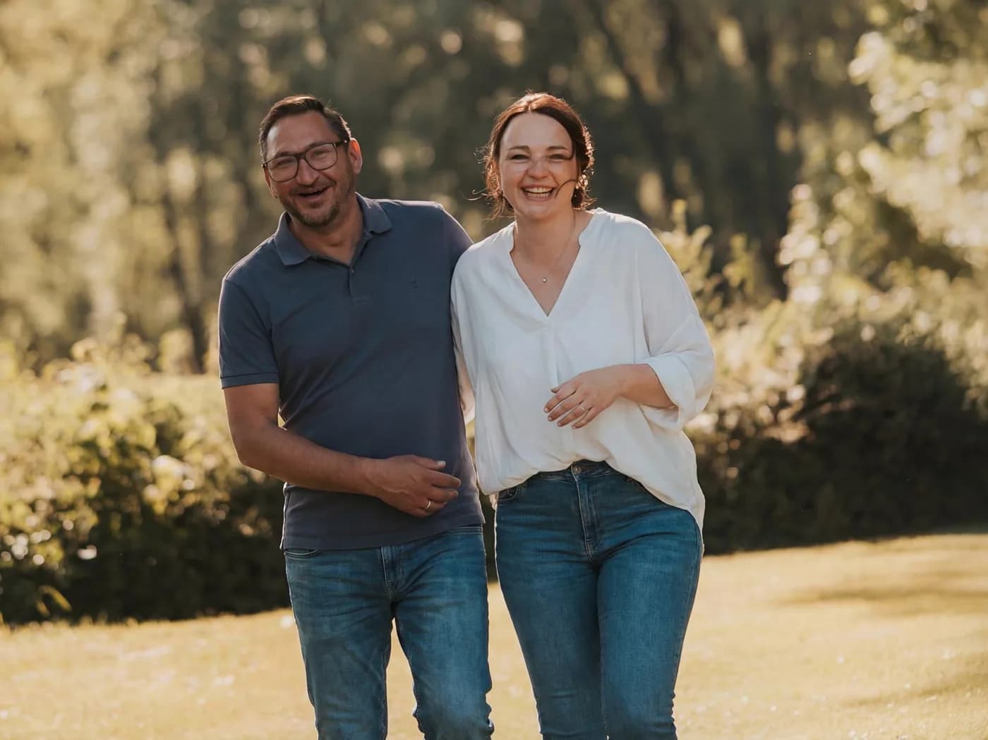 Dominik and Sabrina of Wienen Media in a meadow in evening light